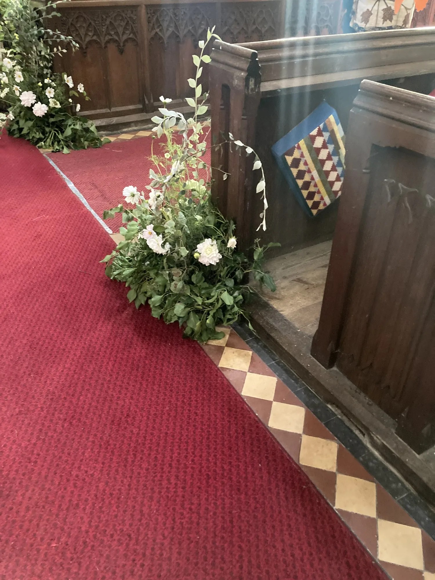 Harvest wedding flowers in St Peter's Church for Harvest wedding. Photos copyright Maxine Dodd